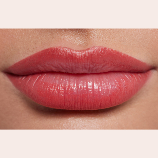 محدد الشفاه المميز بتحديد دقيق وثبات طويل بتركيبة كريمية غنية مينملست رقم 5 - من لوكا