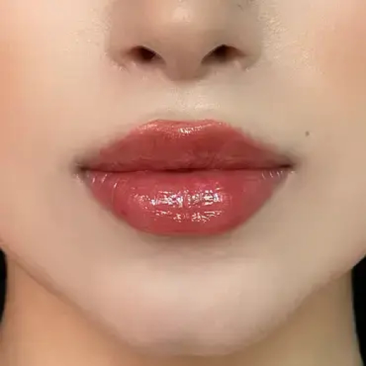 مرطب شفاة مع لون ديجا برو رقم 4 - من لوكا